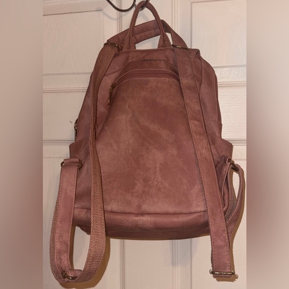 Modern+Chic Convertible Backpack 🎒 - Picture 5 of 6